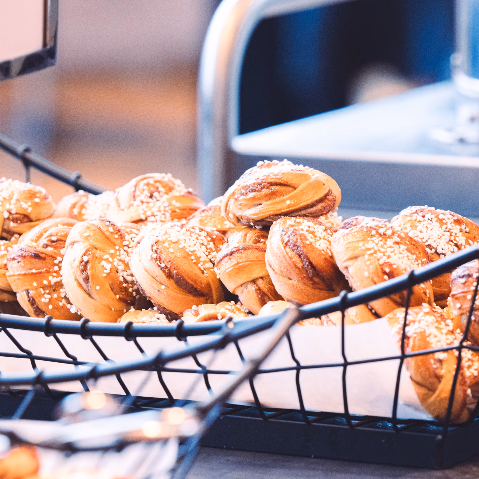 Fika och mingel i utställningen