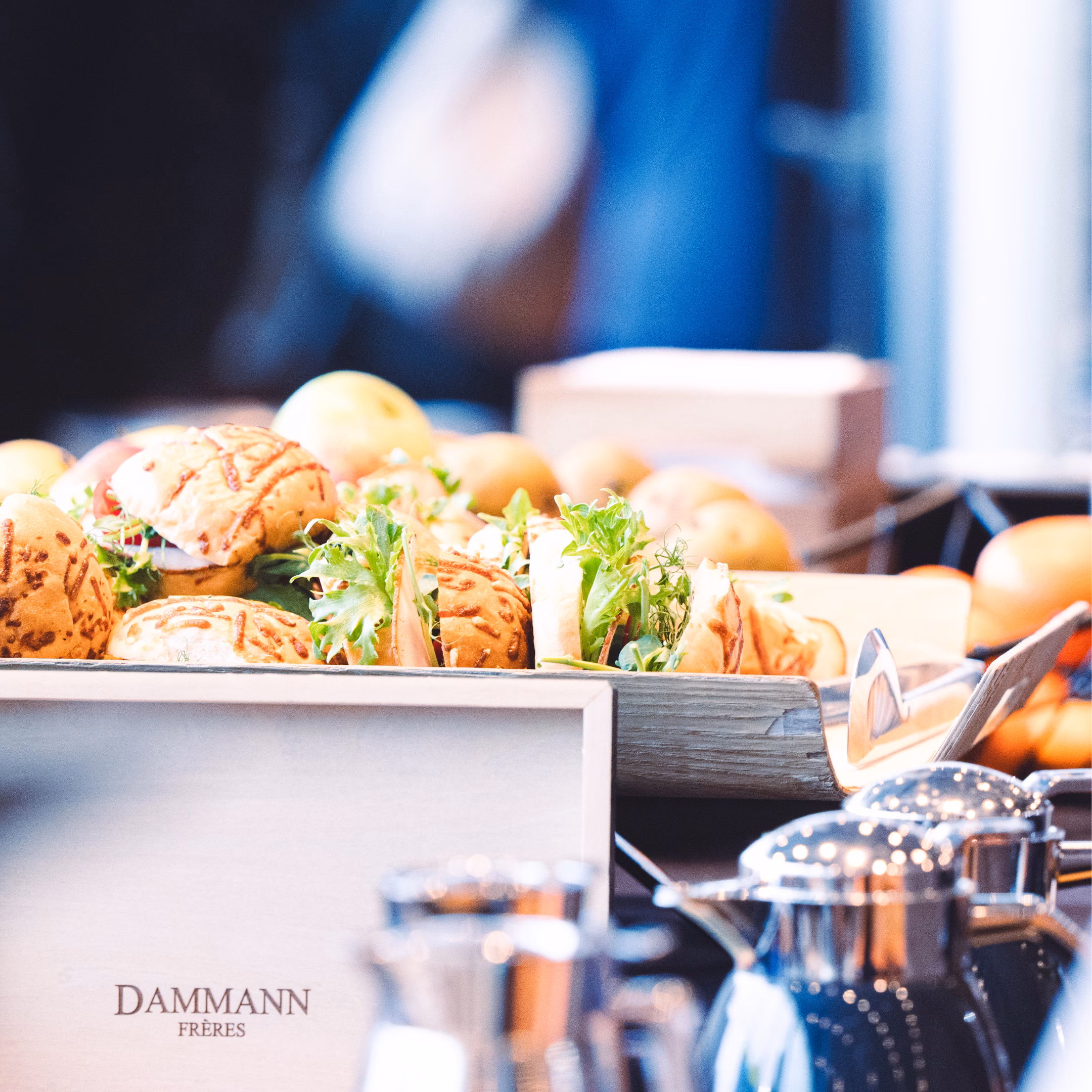 Fika och mingel i utställningen